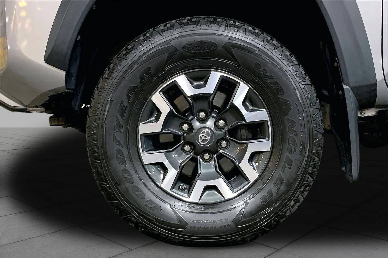Used 2021 Toyota Tacoma TRD Off-Road w/ TRD Premium Off Road Package AWD/4WD image 11
