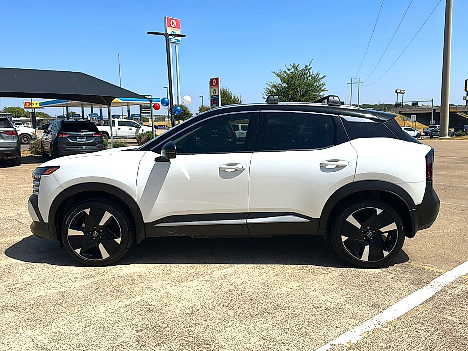 Certified 2025 Nissan Kicks SR FWD image 5