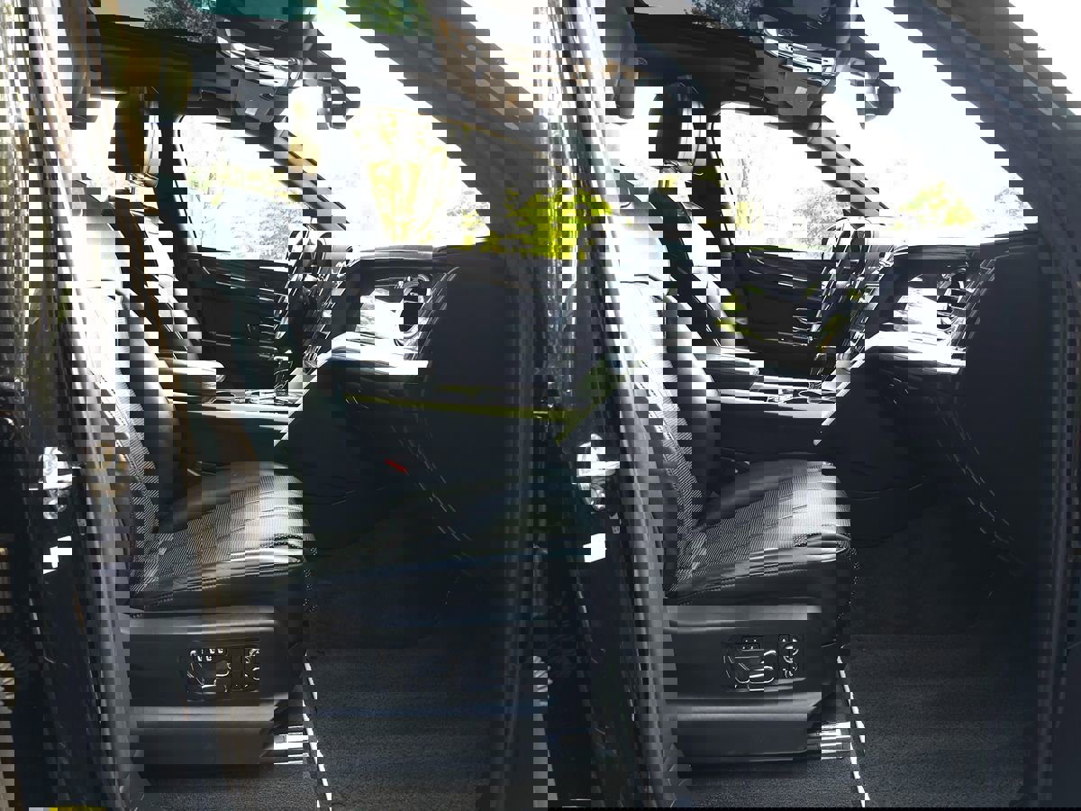 Used 2020 Bentley Bentayga Design Series image 30