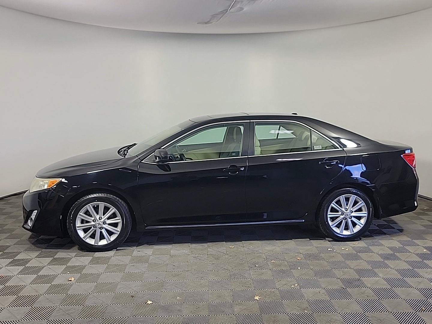 Used 2012 Toyota Camry XLE w/ Leather Pkg FWD image 10