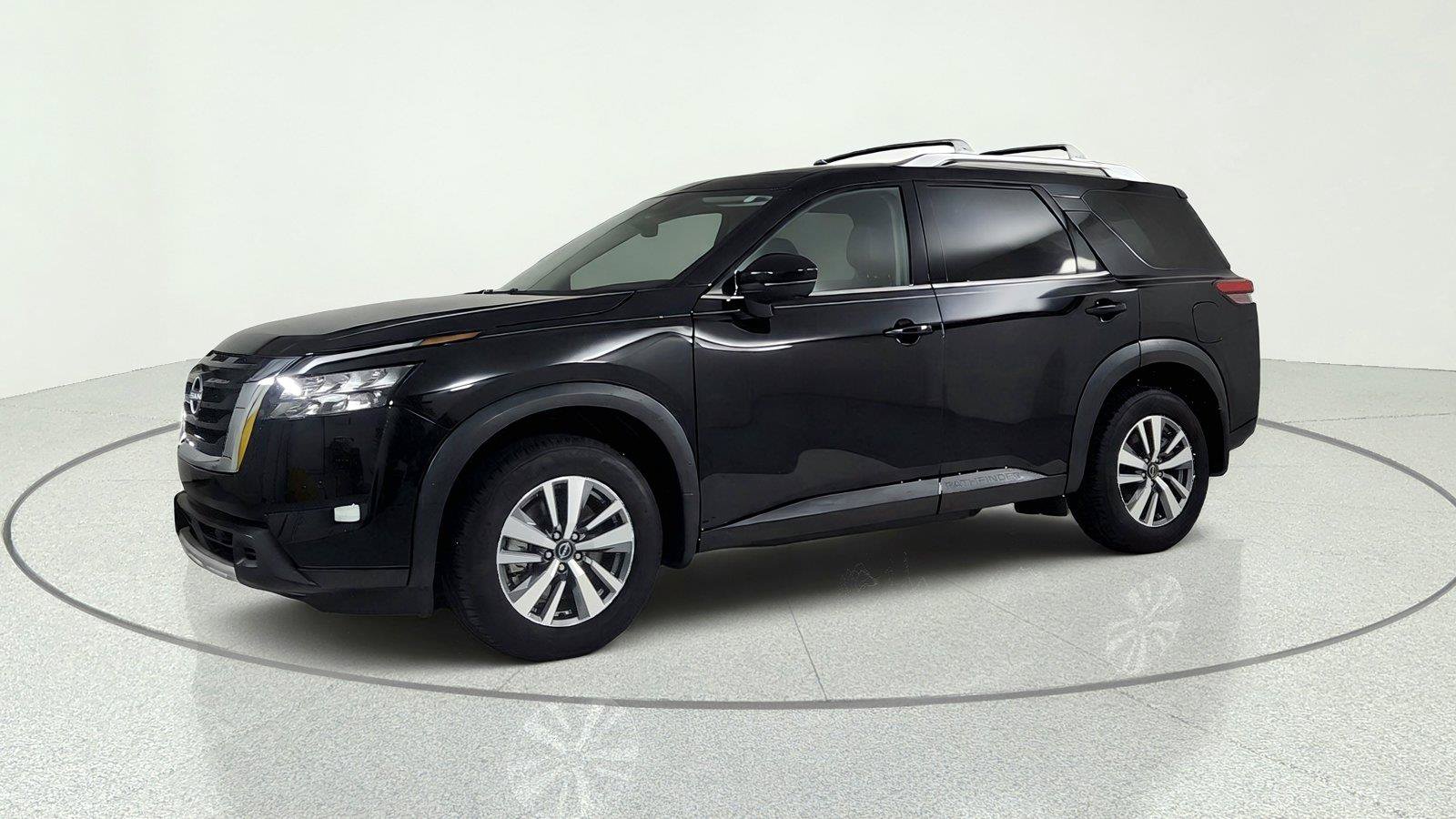 Used 2025 Nissan Pathfinder SL FWD image 3