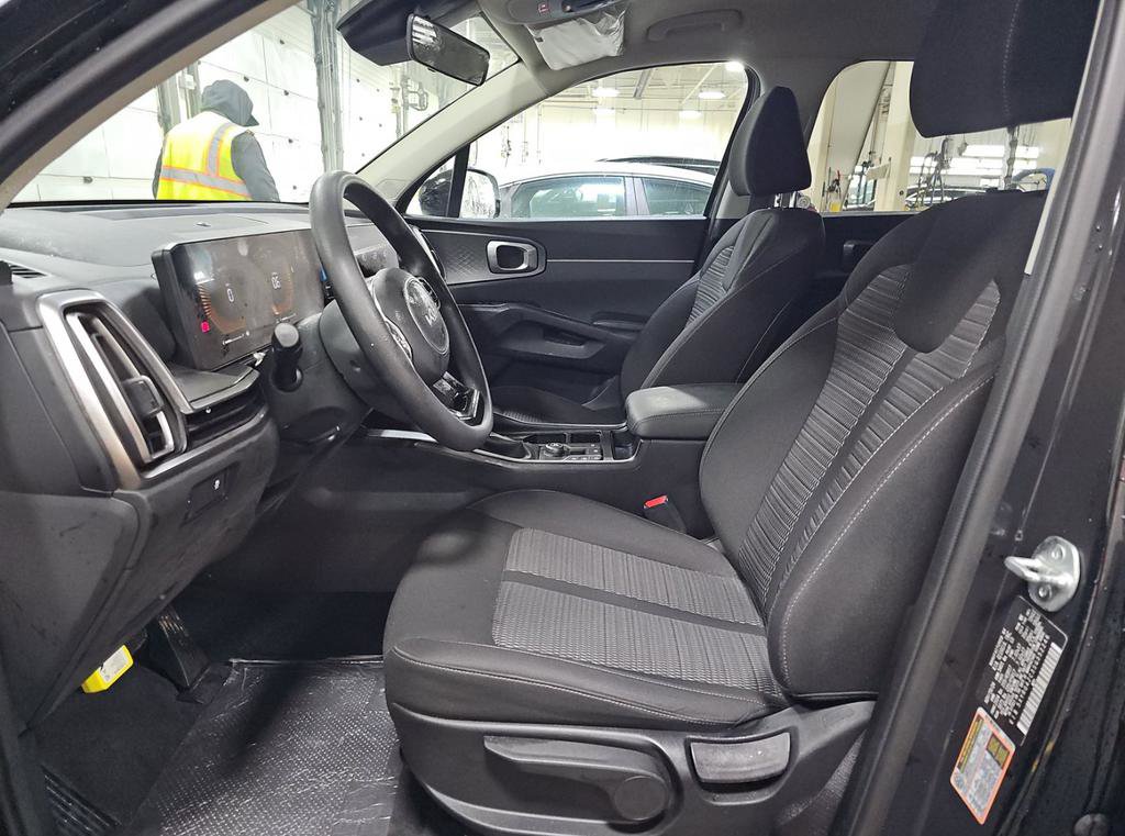 Used 2025 Kia Sorento LX image 12