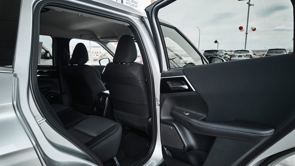 New 2026 Mitsubishi Outlander ES FWD image 12