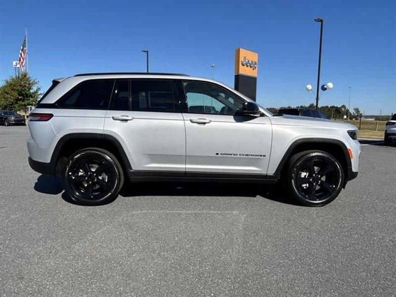 New 2025 Jeep Grand Cherokee Limited w/ Luxury Tech Group II RWD image 4