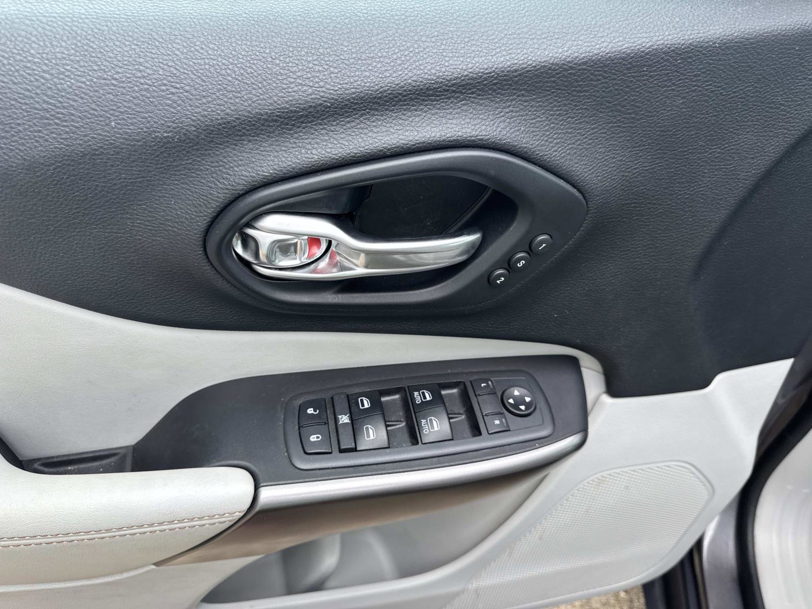 Used 2019 Jeep Cherokee Limited image 19