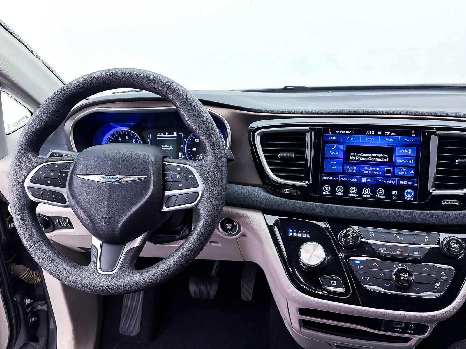 Used 2017 Chrysler Pacifica Touring FWD image 3