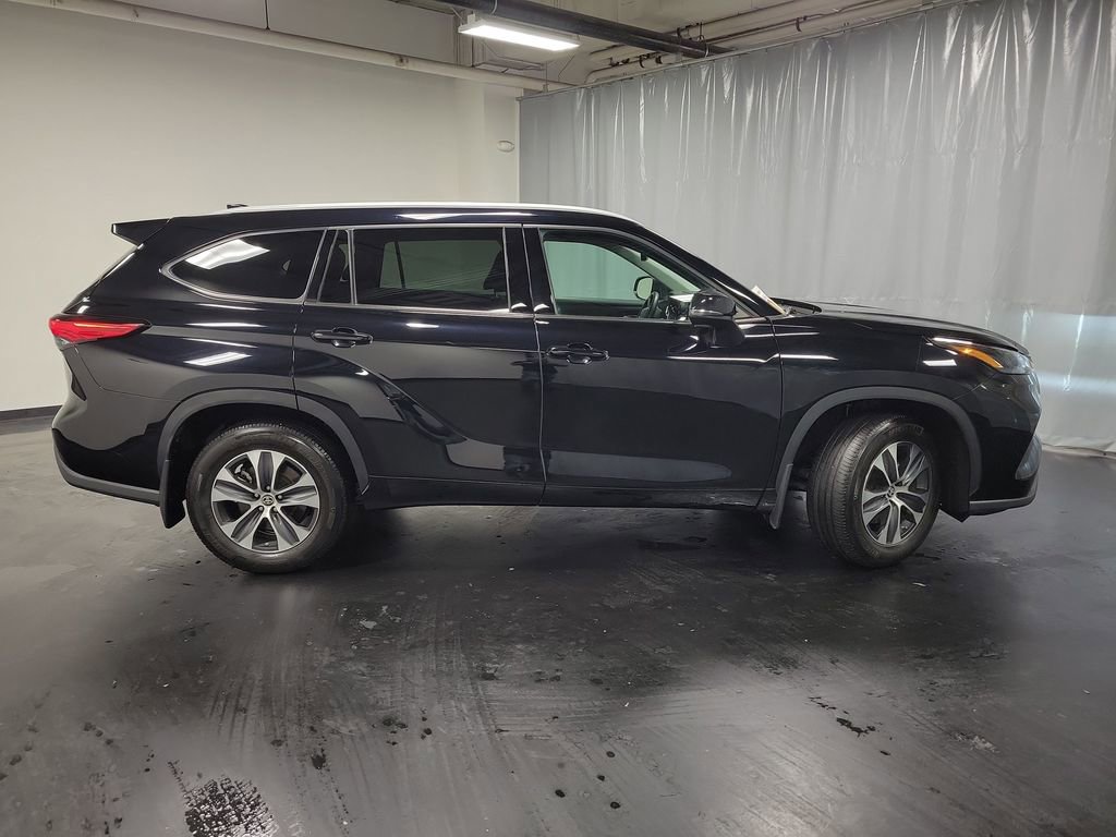 Used 2022 Toyota Highlander XLE image 9