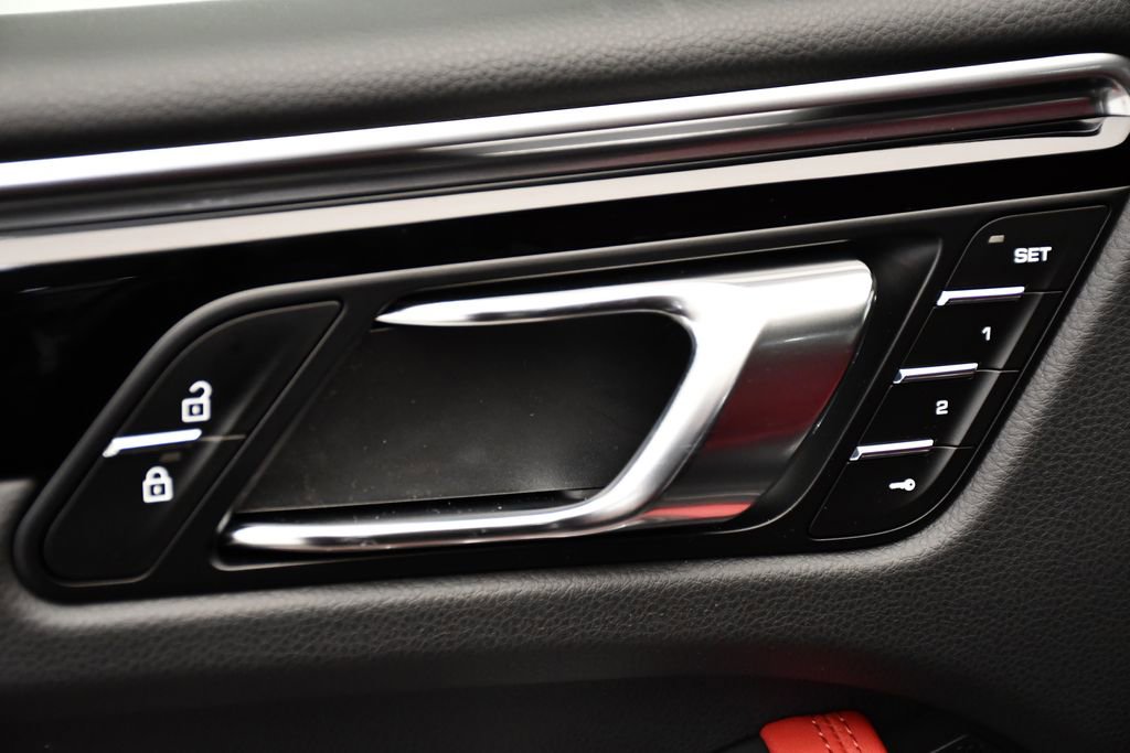 Used 2025 Porsche Macan image 36