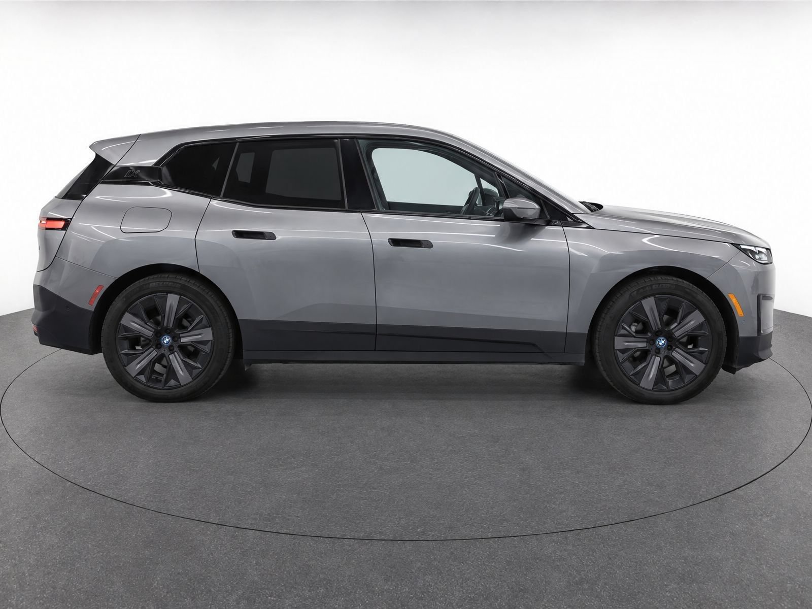 Used 2024 BMW iX xDrive50 w/ Premium Package AWD/4WD image 4