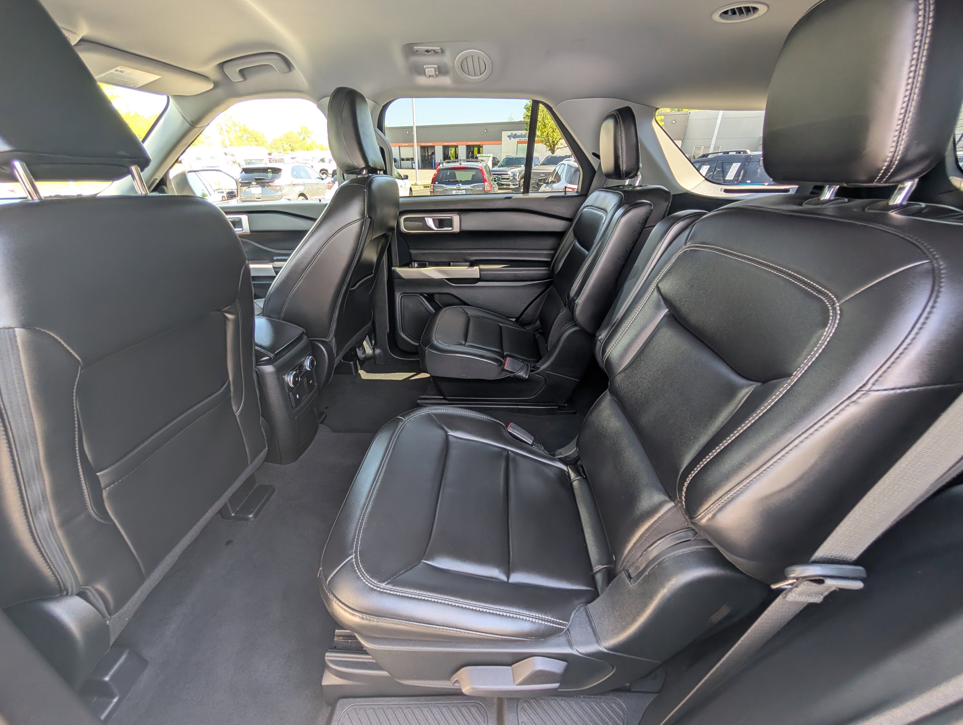 Used 2022 Ford Explorer XLT w/ Equipment Group 202A AWD/4WD image 16