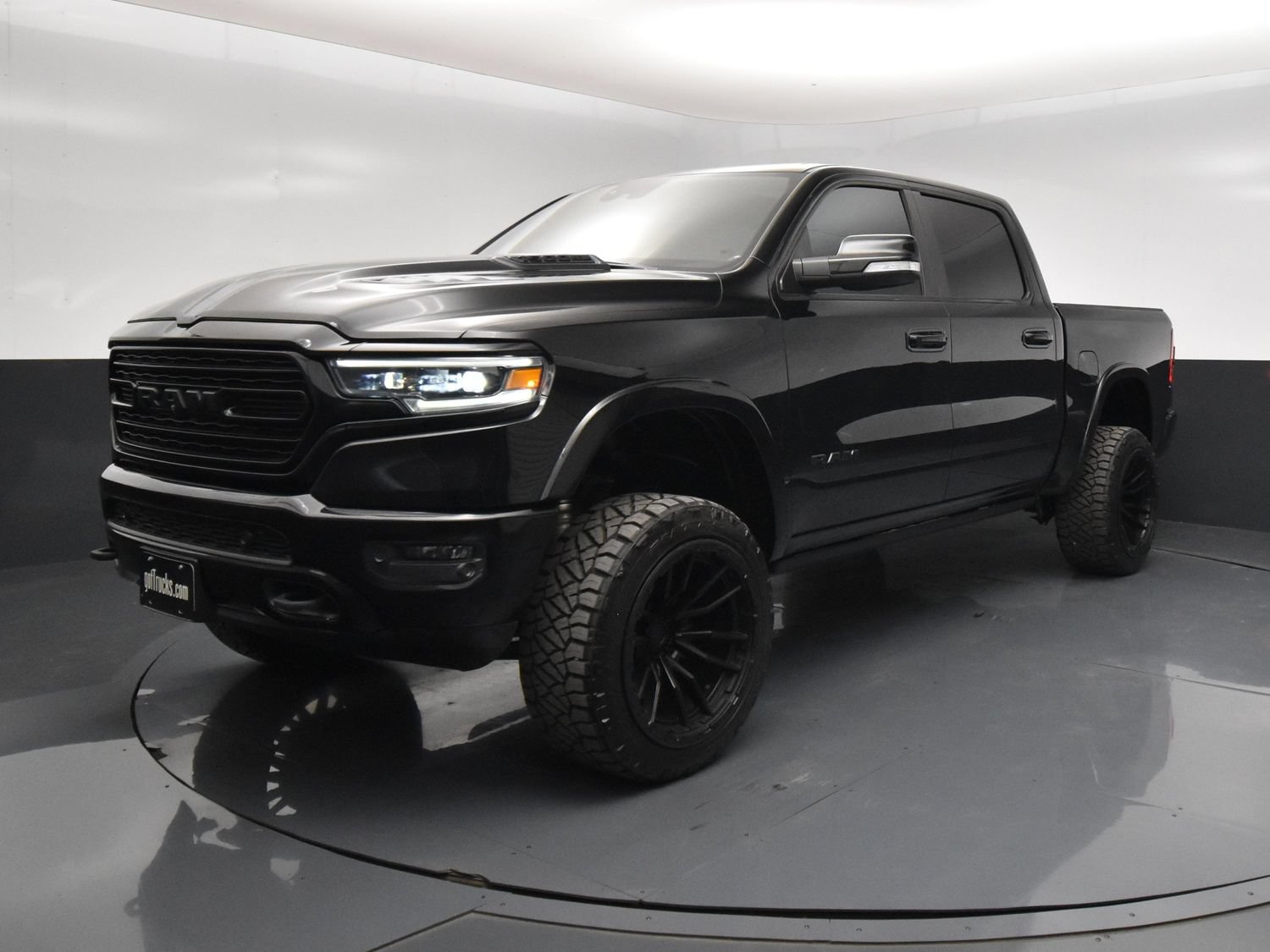 Used 2020 RAM 1500 Limited w/ Black Appearance Package AWD/4WD image 2