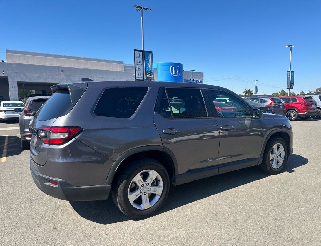 Used 2023 Honda Pilot LX image 3