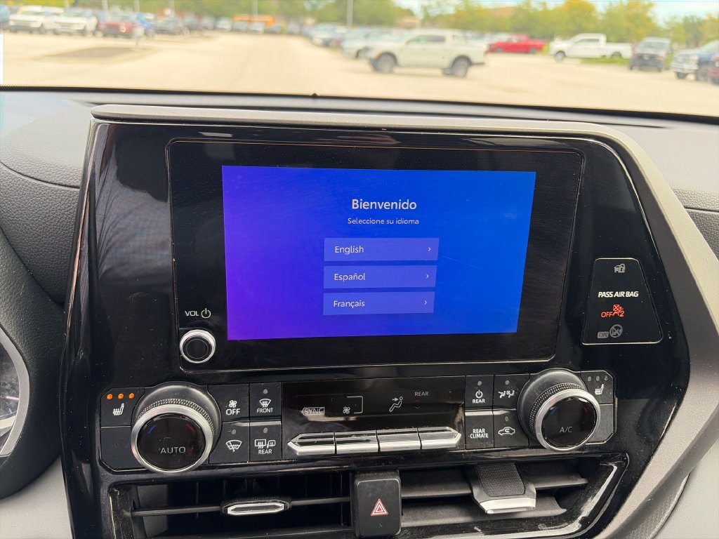Used 2023 Toyota Highlander XLE AWD/4WD image 19