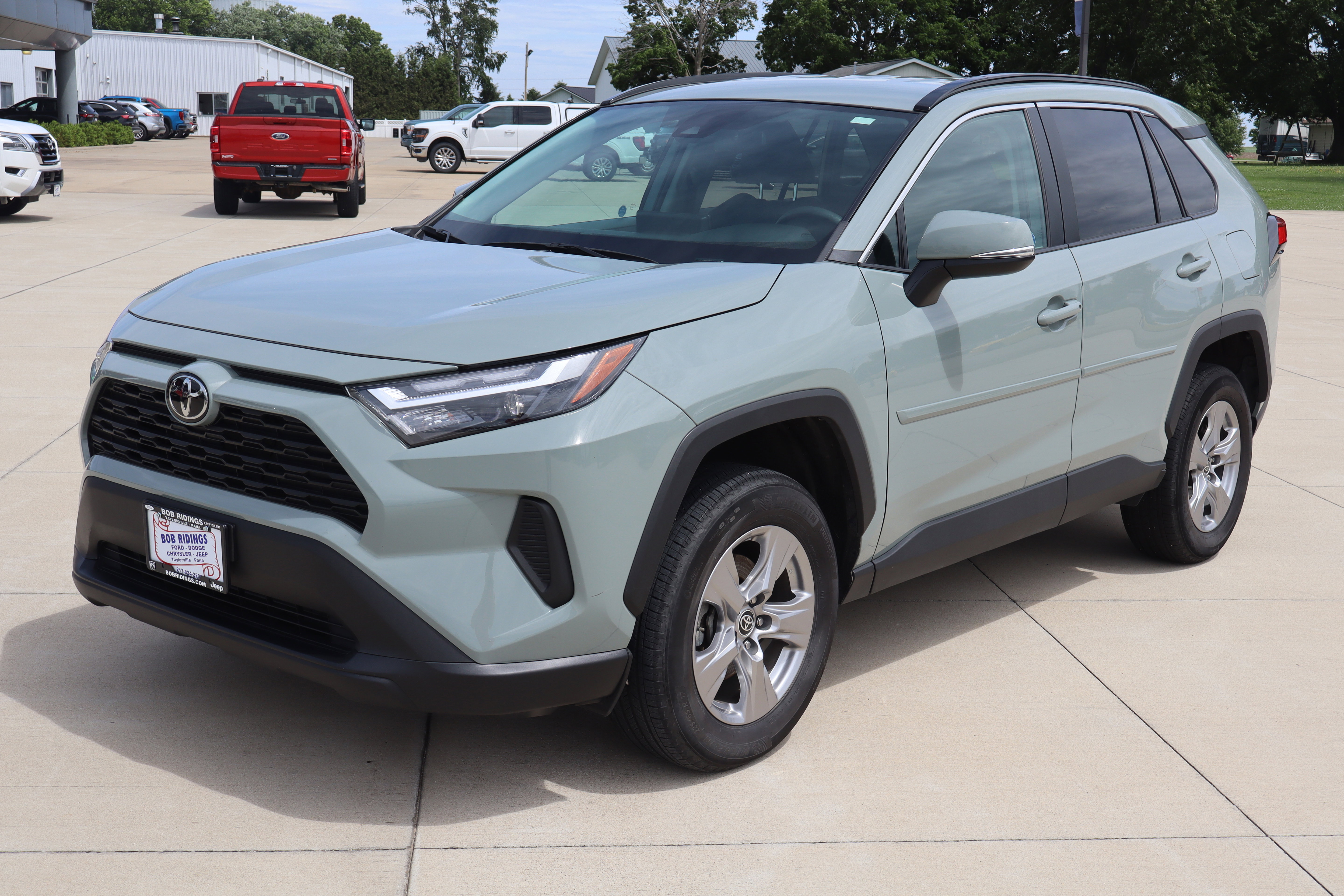 Used 2022 Toyota RAV4 XLE AWD/4WD image 2