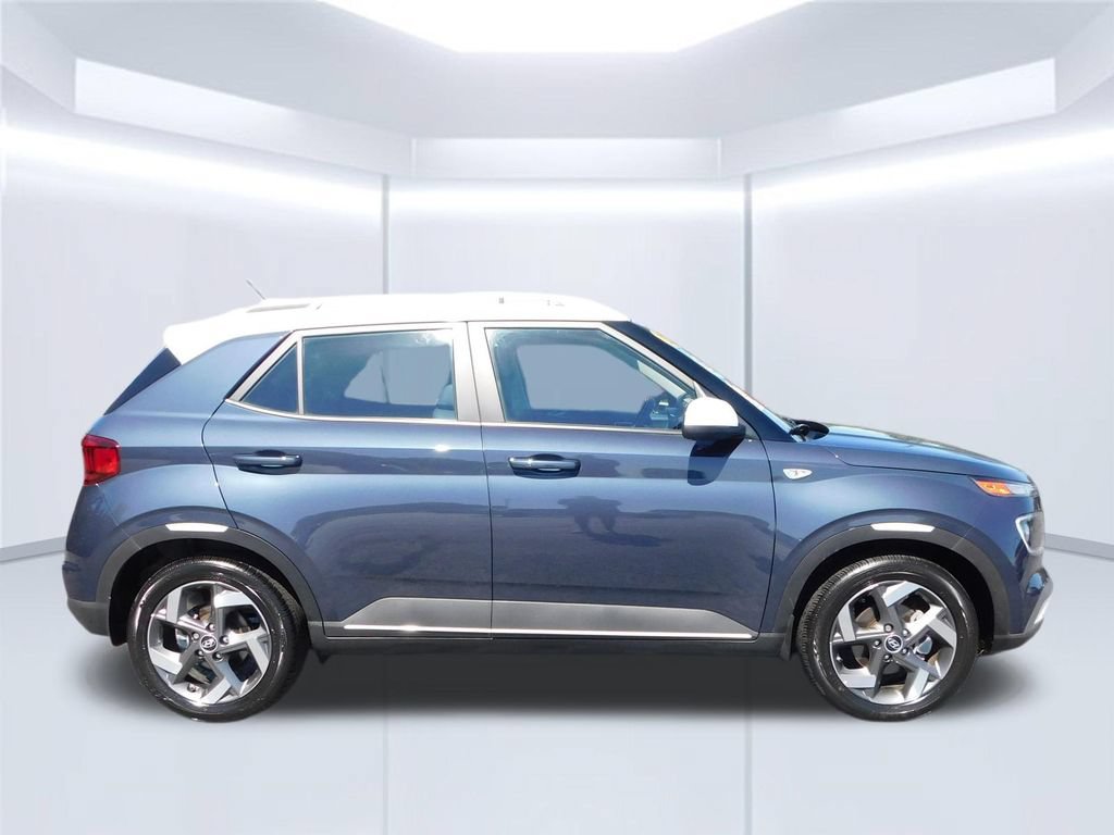 Used 2025 Hyundai Venue Limited FWD image 2