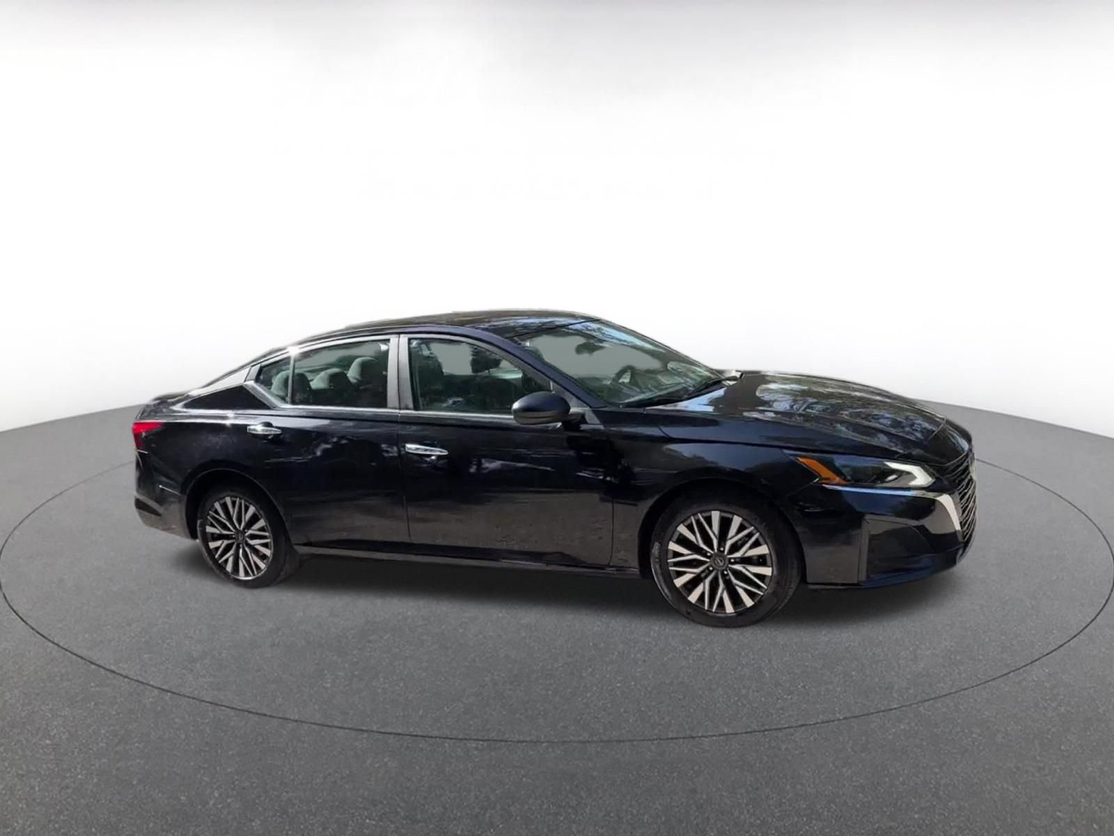 Used 2025 Nissan Altima 2.5 SV FWD image 2