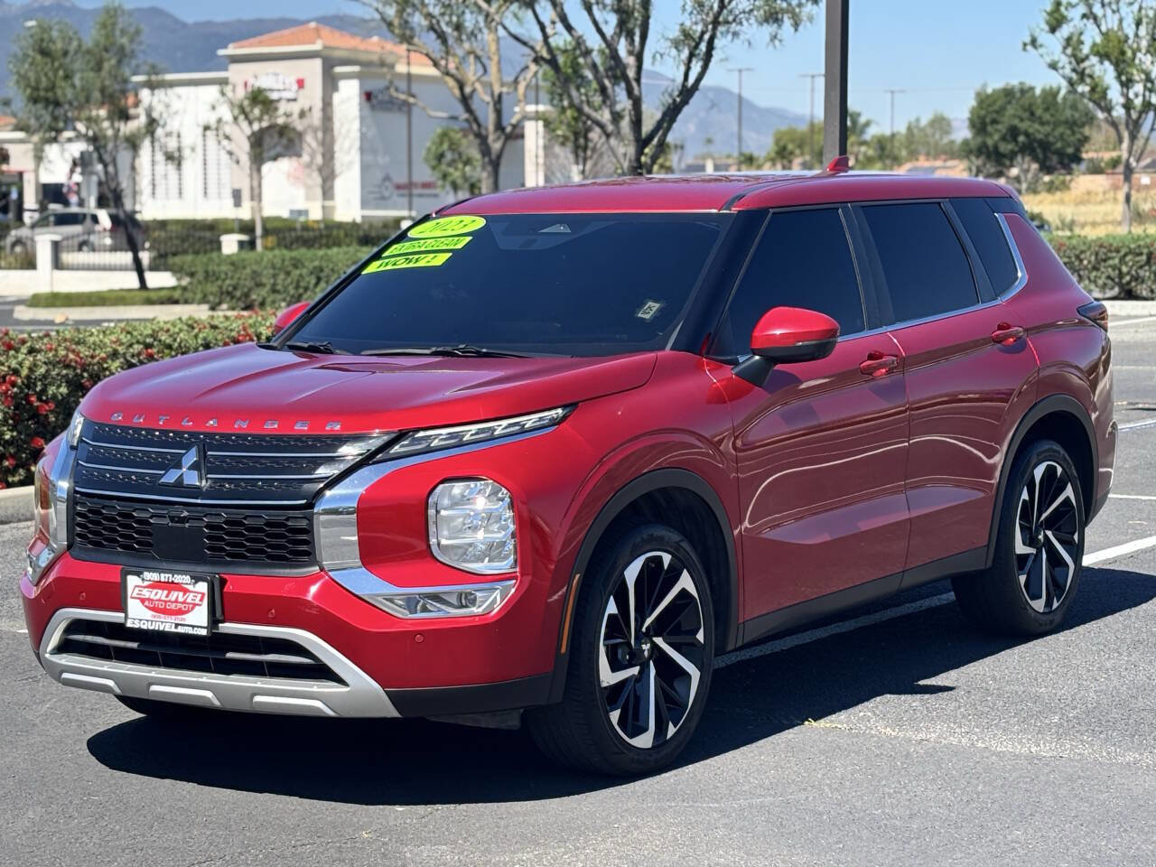 Used 2023 Mitsubishi Outlander SE image 3
