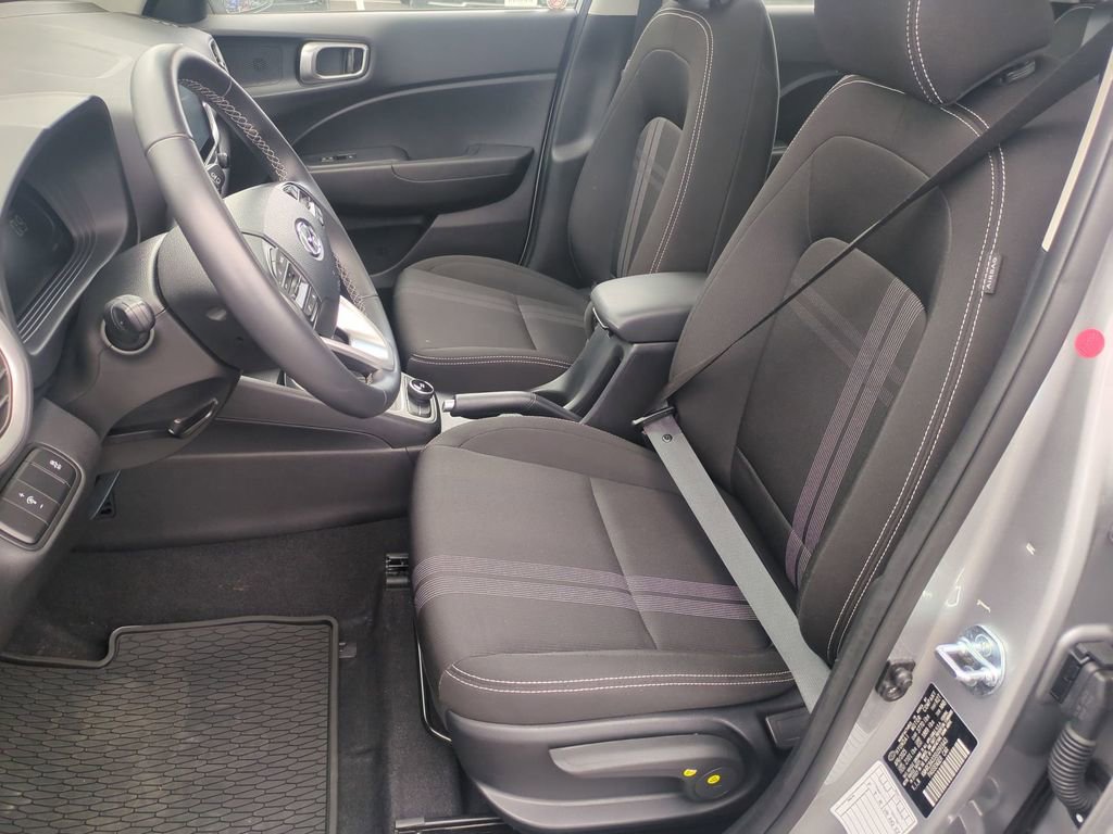 Used 2025 Hyundai Venue SEL FWD image 16