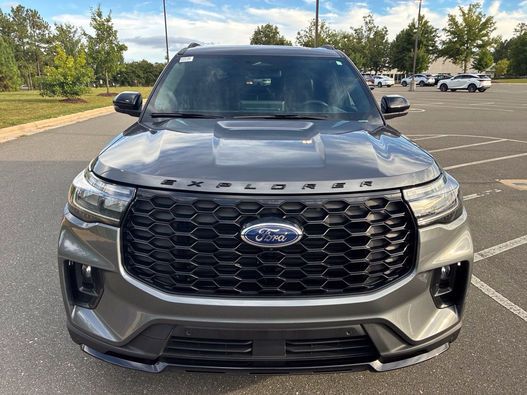 Used 2025 Ford Explorer ST AWD/4WD image 3