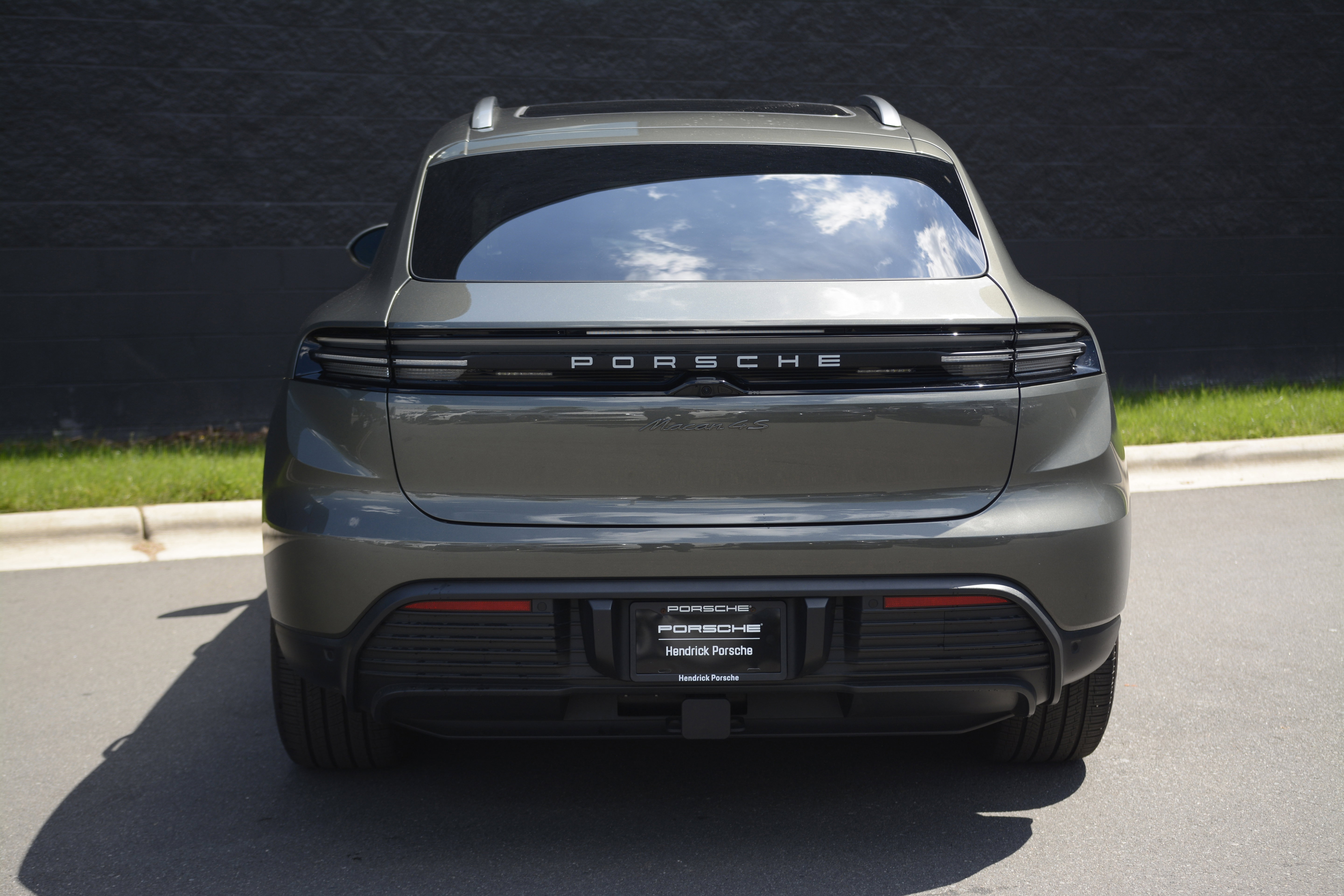 Certified 2025 Porsche Macan 4S Electric AWD/4WD image 6