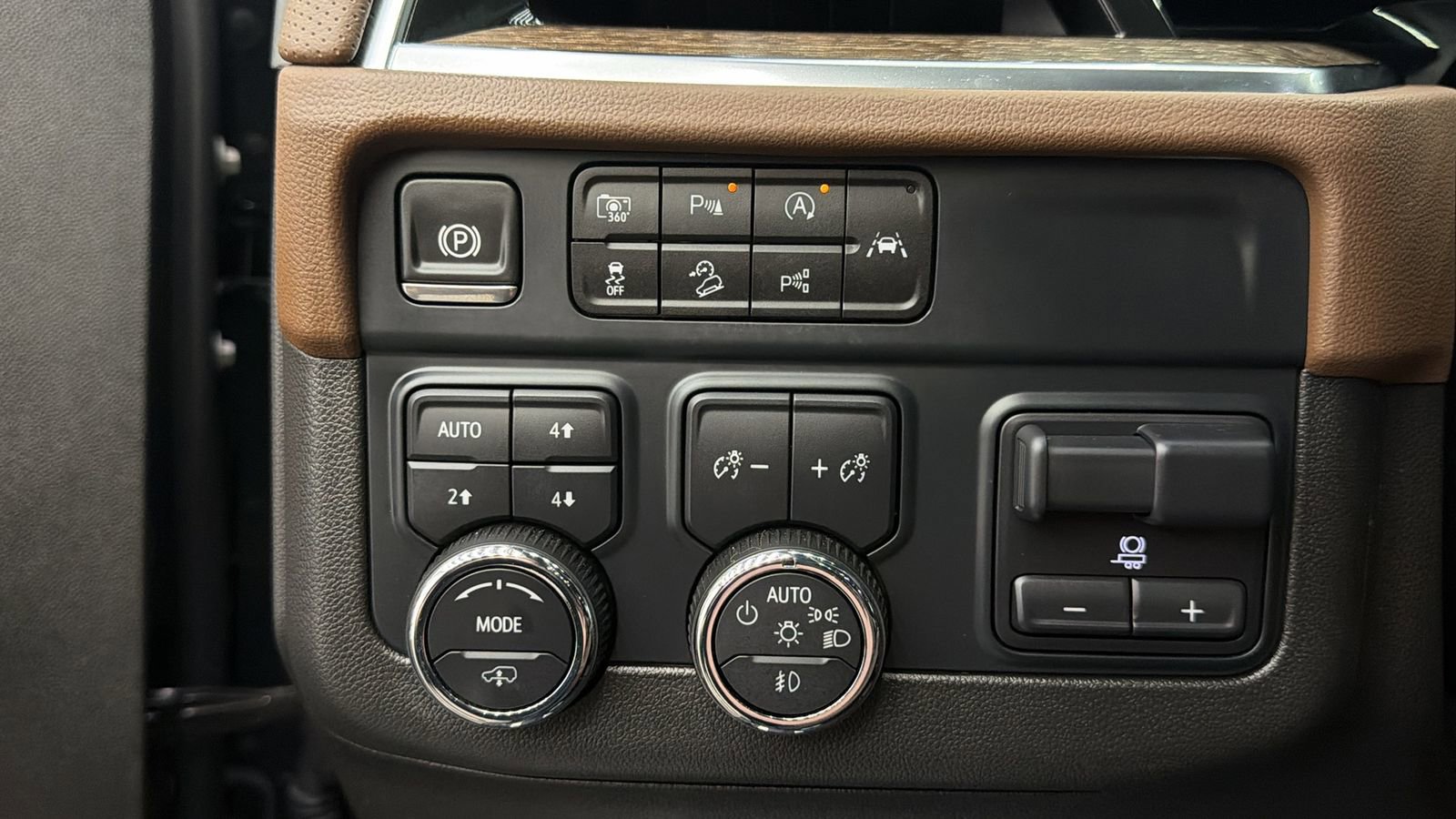 Used 2025 Chevrolet Tahoe High Country AWD/4WD image 28