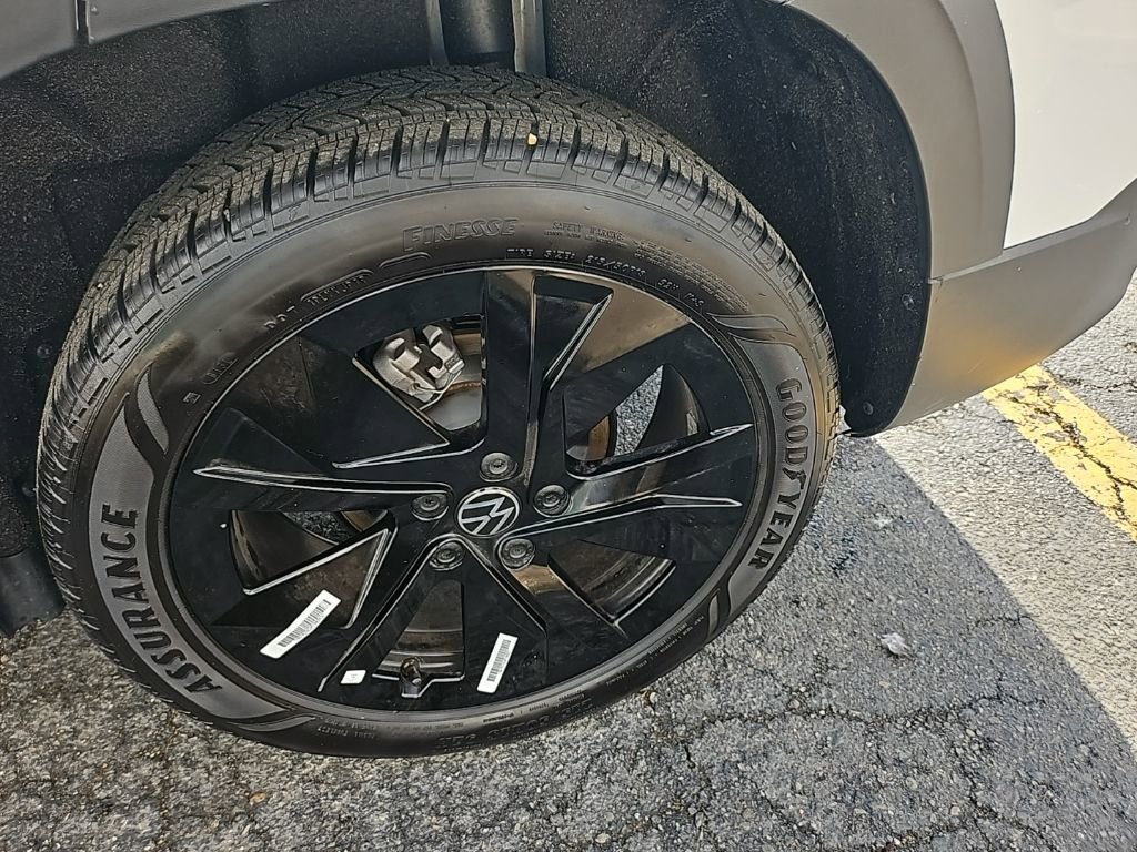 Certified 2025 Volkswagen Taos SE image 14