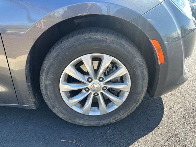 Used 2019 Chrysler Pacifica Touring-L image 13
