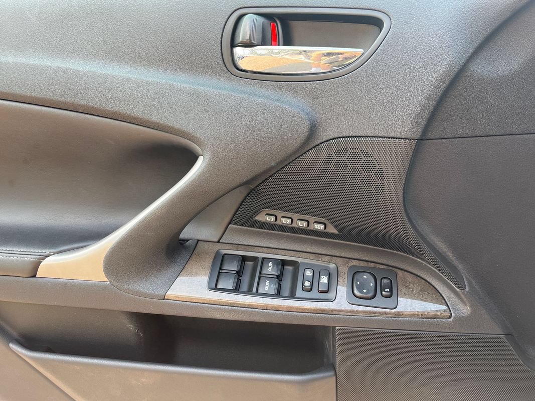 Used 2012 Lexus IS 250C w/ Luxury Pkg RWD image 10