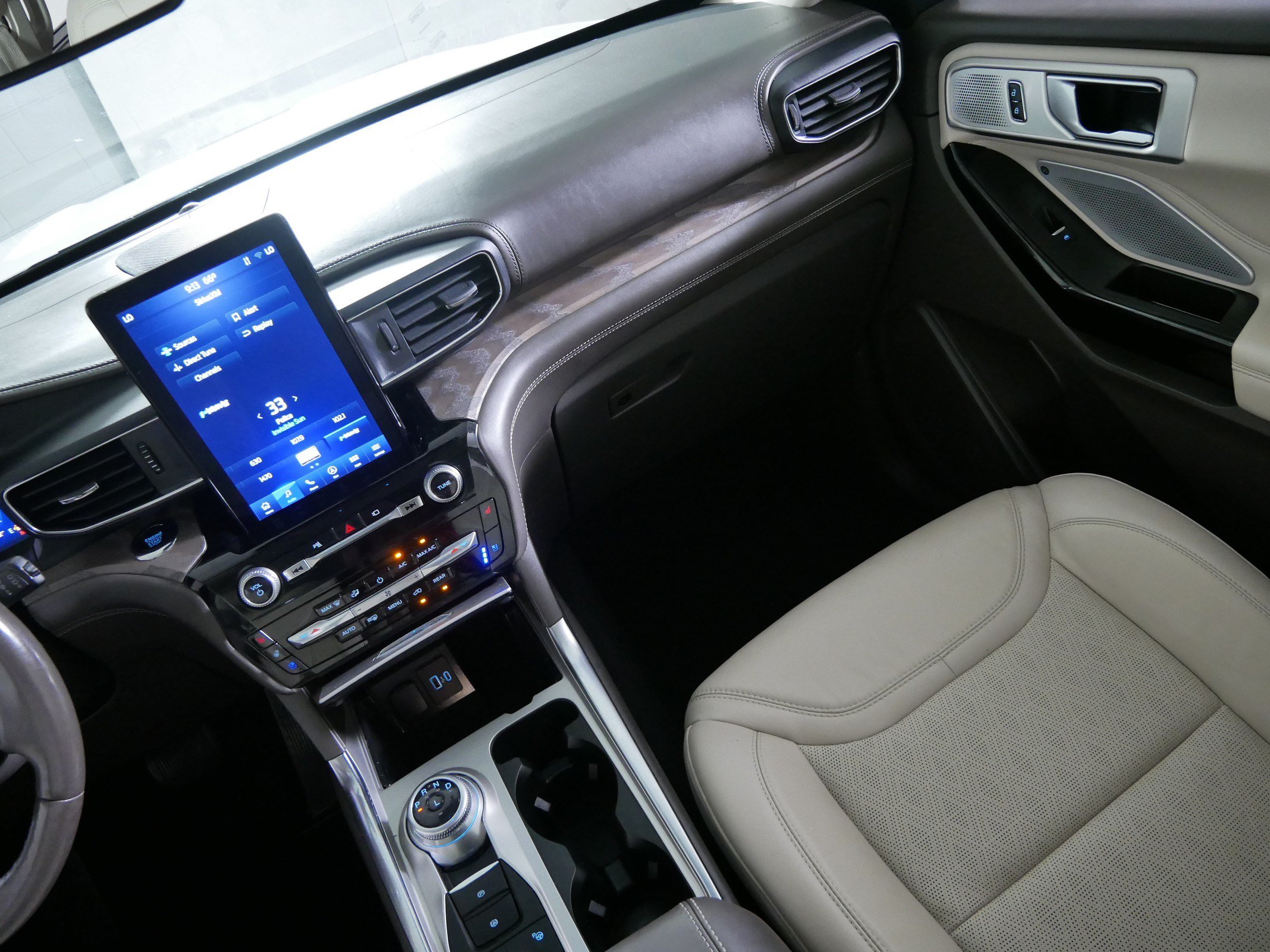 Used 2022 Ford Explorer Platinum w/ Premium Technology Package AWD/4WD image 11