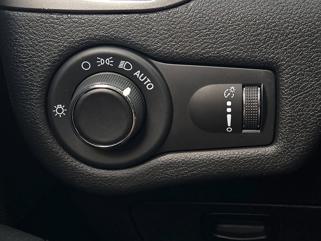 Used 2020 Jeep Cherokee Latitude FWD image 17