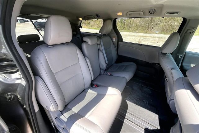 Used 2020 Toyota Sienna XLE w/ XLE Navigation Package FWD image 27