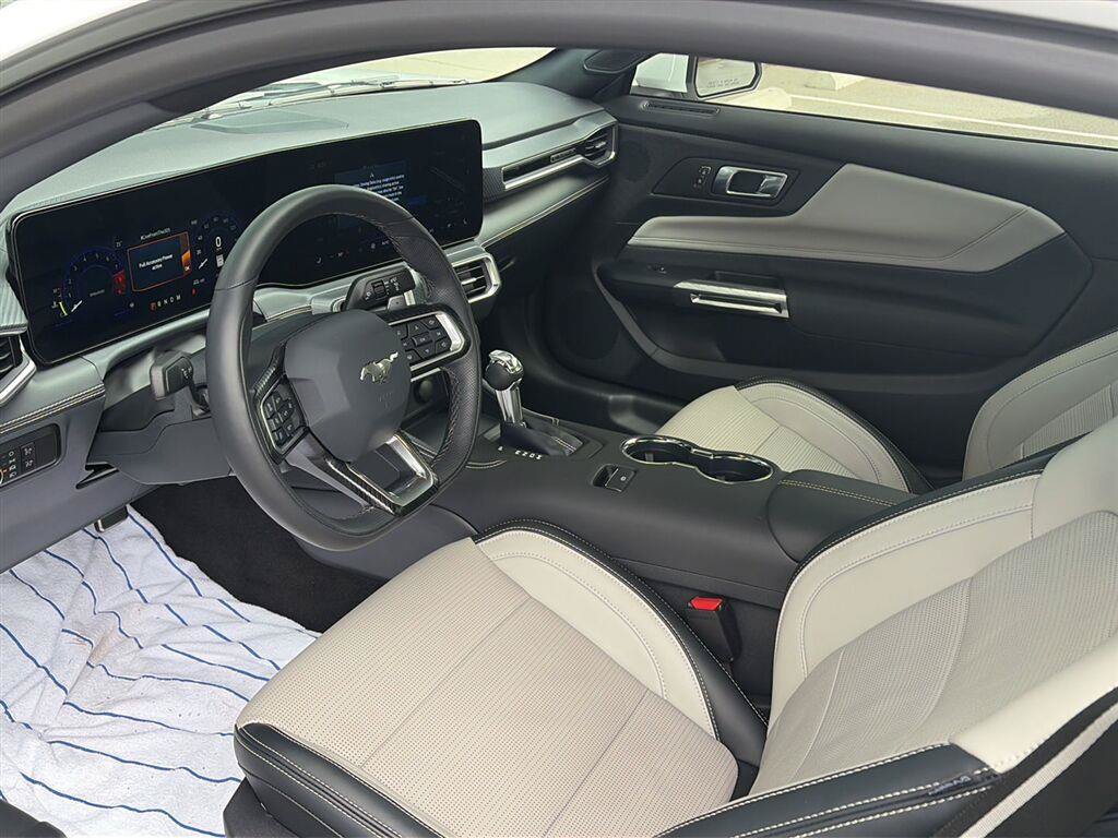Used 2025 Ford Mustang GT Premium RWD image 2
