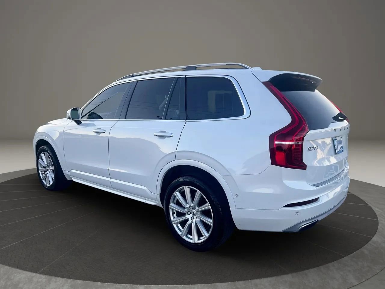 Used 2017 Volvo XC90 T5 Momentum w/ Vision Package image 10