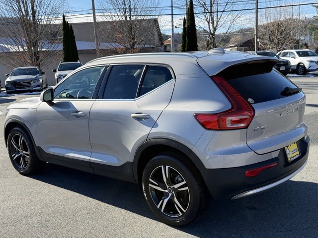 Used 2023 Volvo XC40 B5 Plus image 7