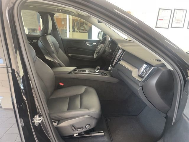 Certified 2025 Volvo XC60 B5 Core image 12