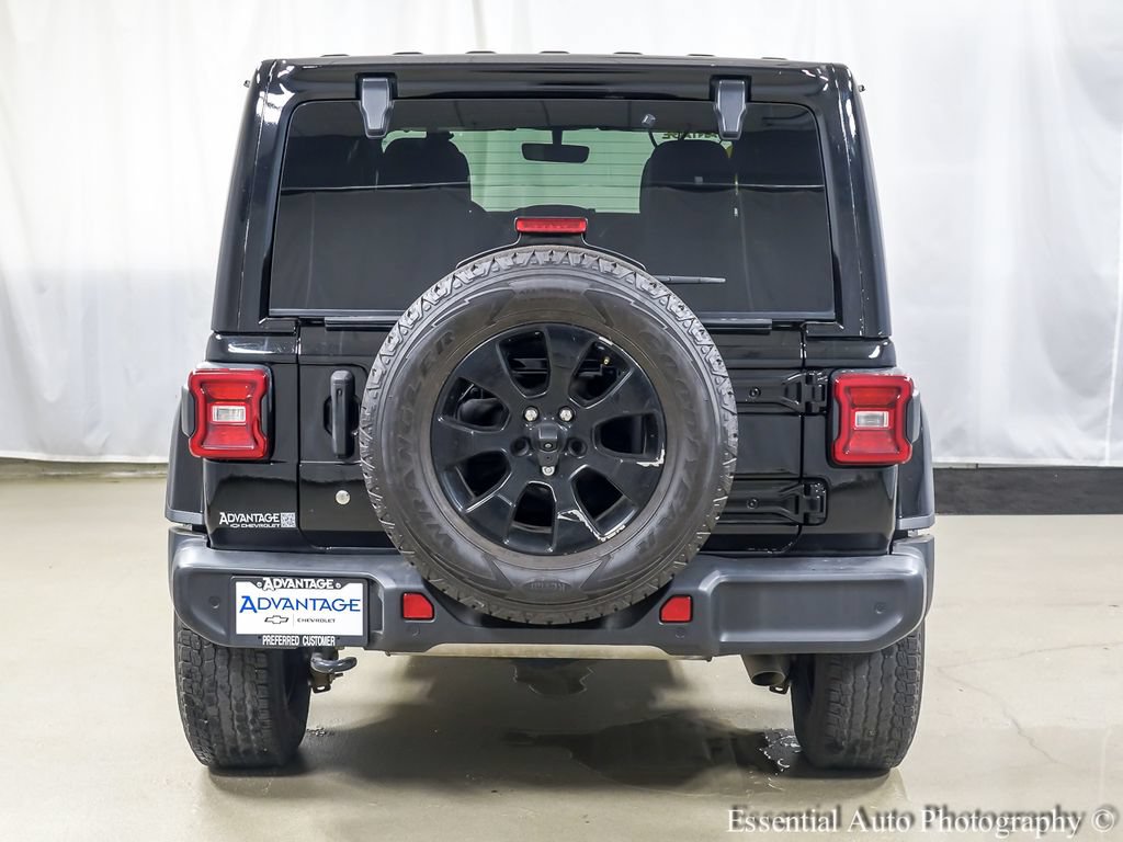 Used 2018 Jeep Wrangler Unlimited Sahara AWD/4WD image 6