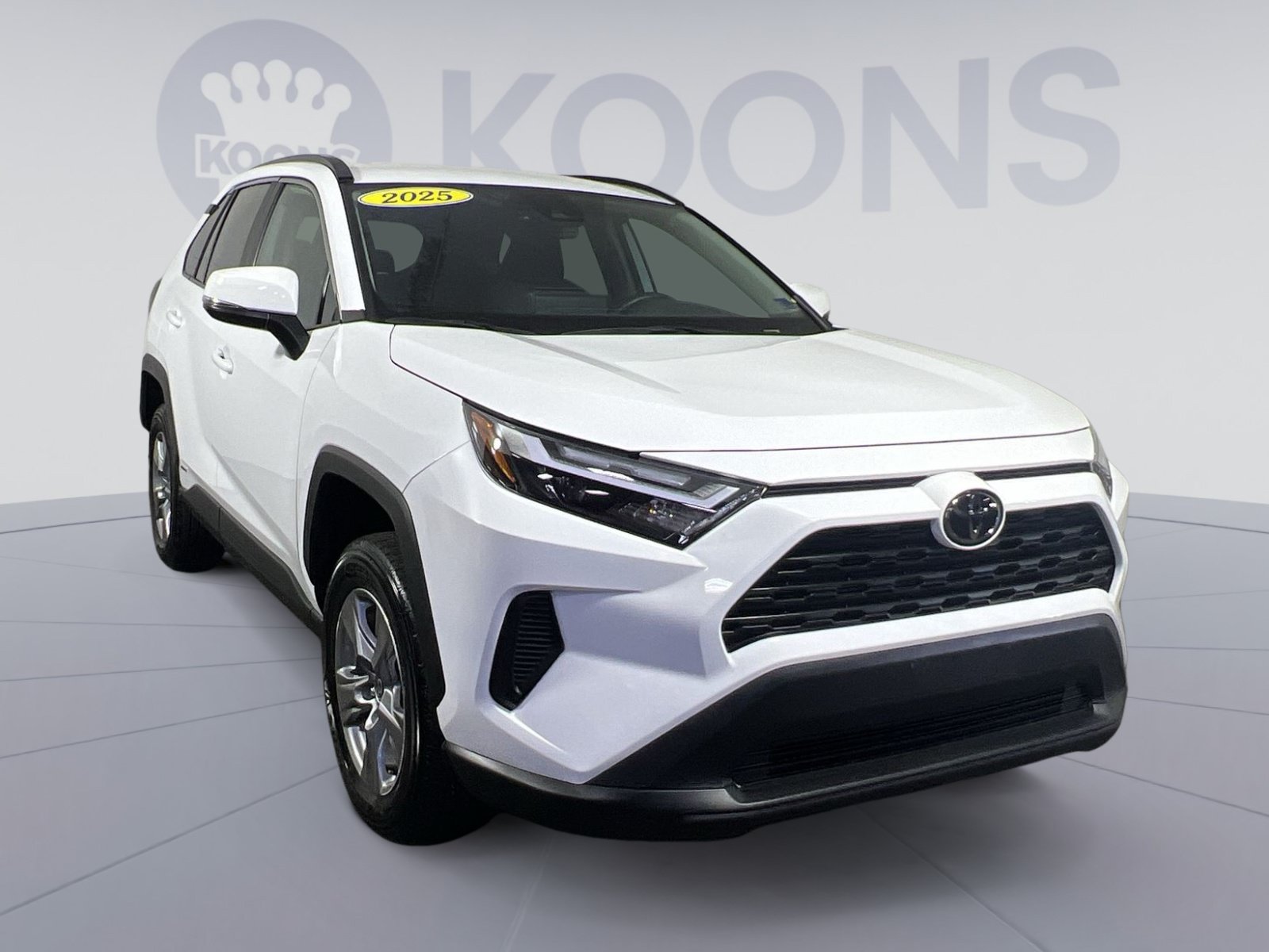 Used 2025 Toyota RAV4 XLE AWD/4WD image 2