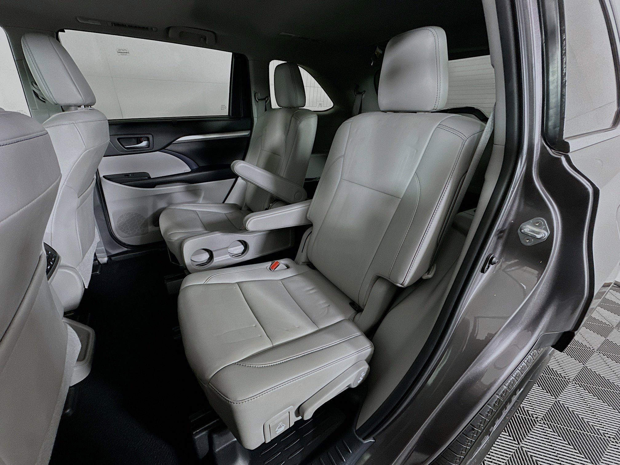 Used 2019 Toyota Highlander XLE FWD image 26