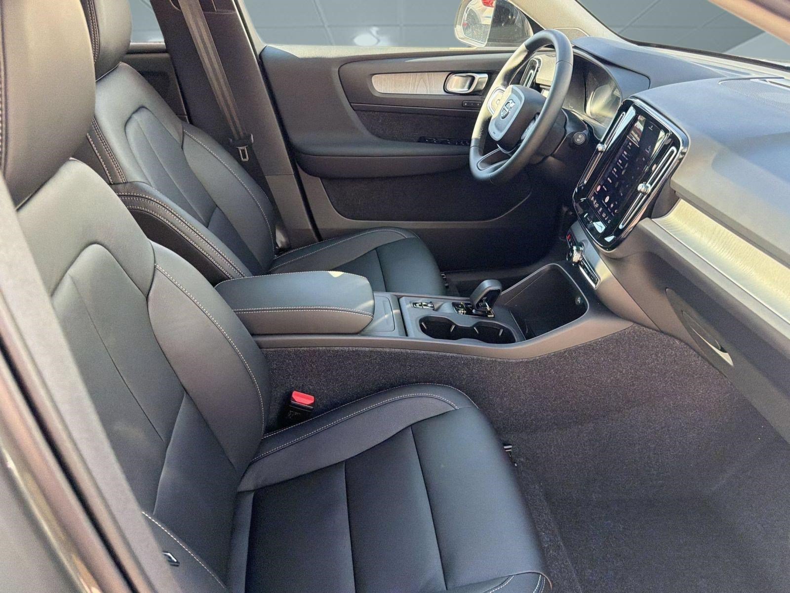 New 2026 Volvo XC40 B4 Core w/ Climate Package FWD image 26