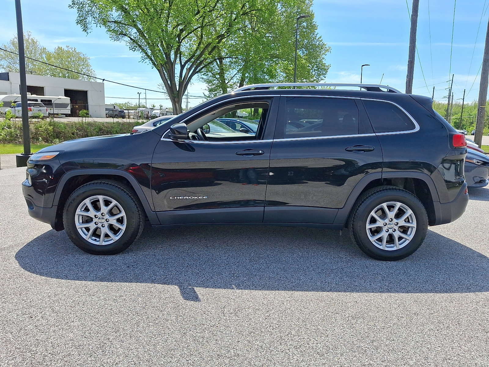 Used 2016 Jeep Cherokee Latitude w/ Safety/Convenience Group AWD/4WD image 4