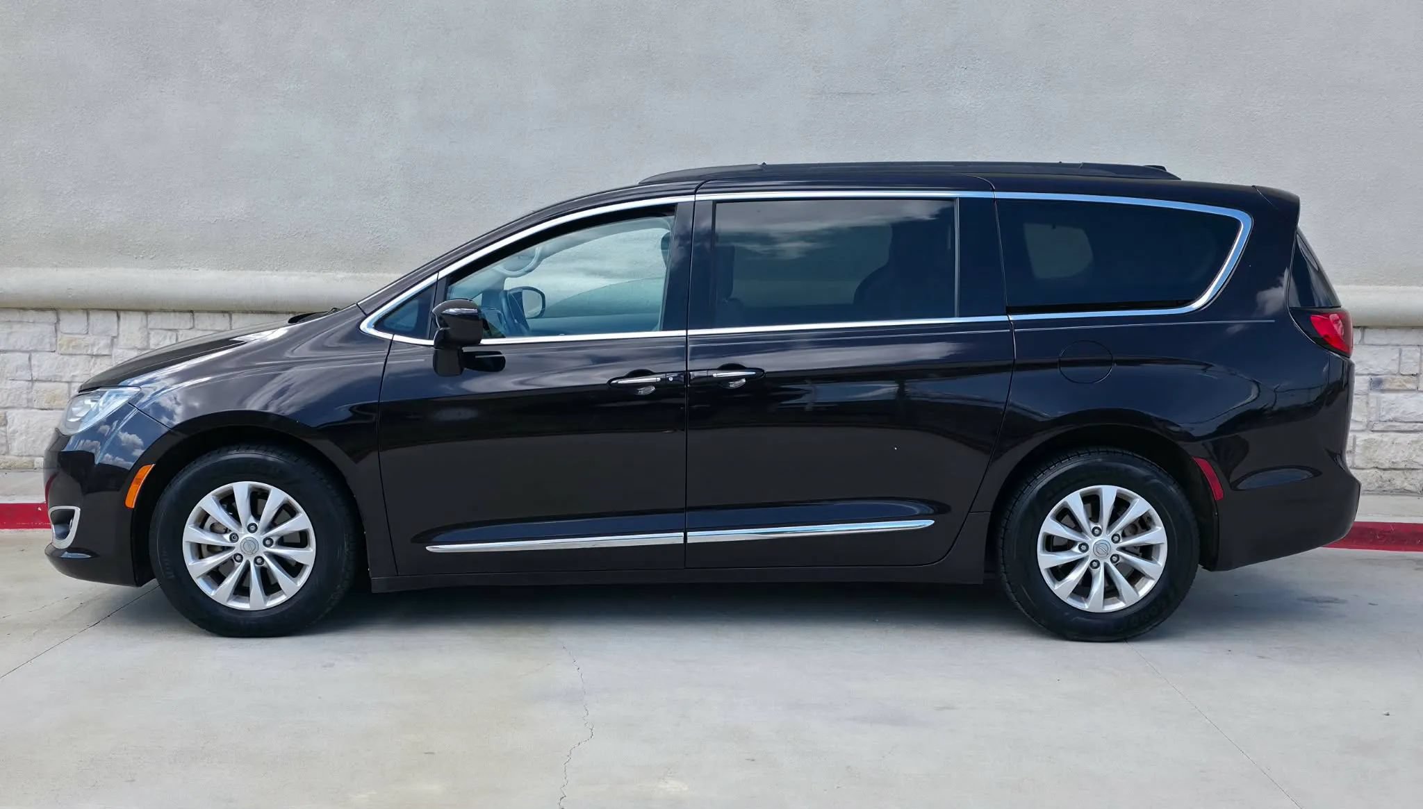 Used 2017 Chrysler Pacifica Touring-L FWD image 6