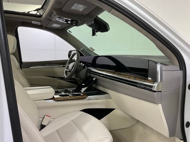 Certified 2025 Cadillac Escalade ESV Premium Luxury Platinum AWD/4WD image 29