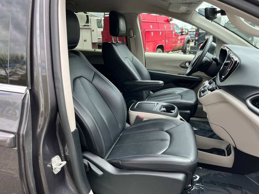 Used 2023 Chrysler Pacifica Touring-L FWD image 22