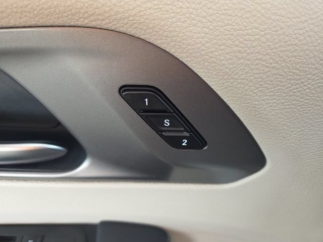 Used 2023 Chrysler Pacifica Touring-L FWD image 12