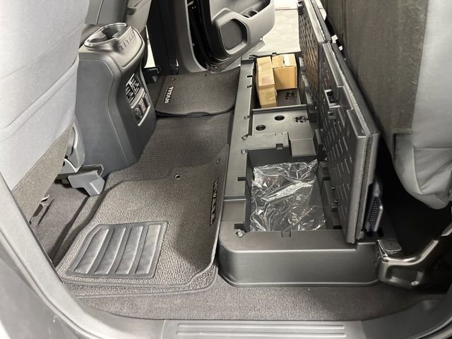 Used 2024 Nissan Titan SV w/ SV Convenience Package image 49