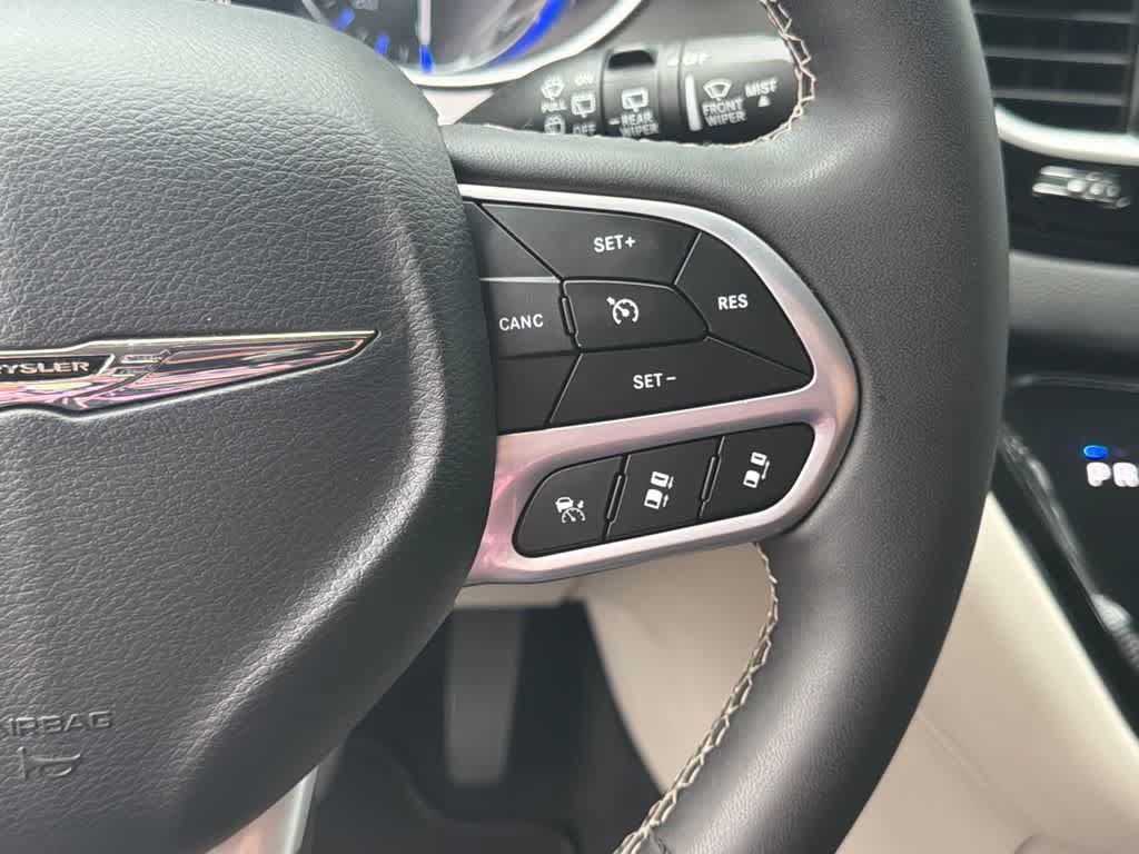 Used 2024 Chrysler Pacifica Touring-L FWD image 24
