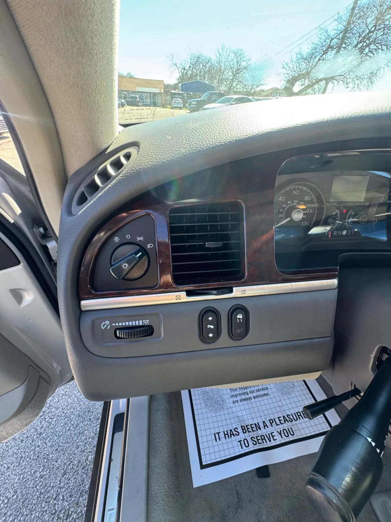 Used 2009 Lincoln Town Car Signature Limited image 12