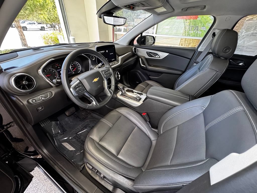 Used 2025 Chevrolet Blazer LT w/ Sound & Technology Package FWD image 16