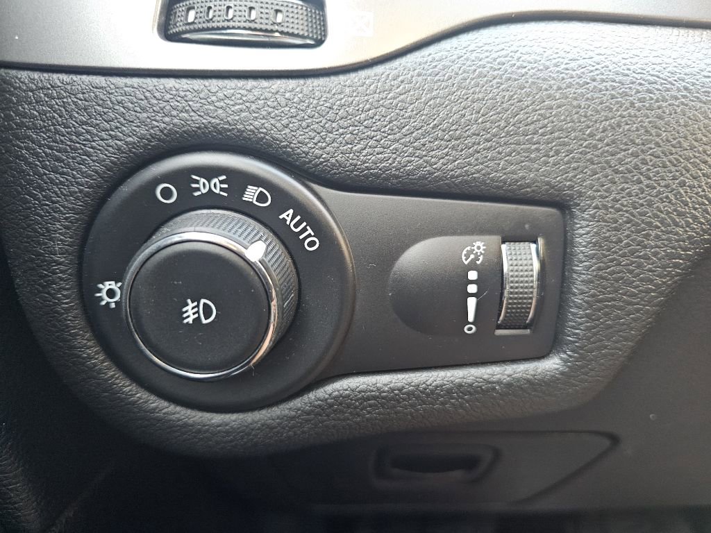 Used 2019 Jeep Cherokee Latitude w/ Popular Appearance Group image 31