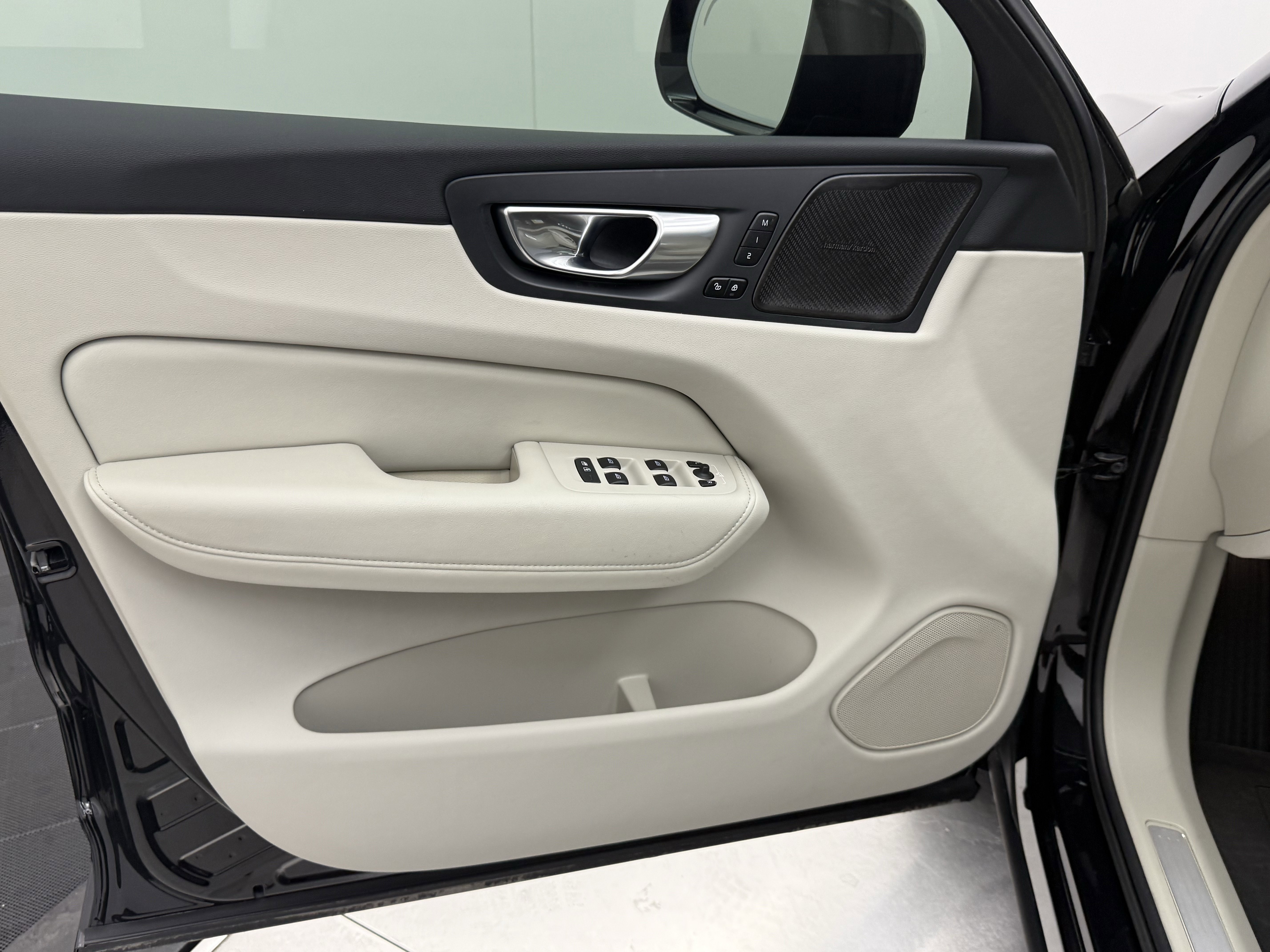 Certified 2023 Volvo XC60 B6 Ultimate w/ Protection Package Premier AWD/4WD image 10